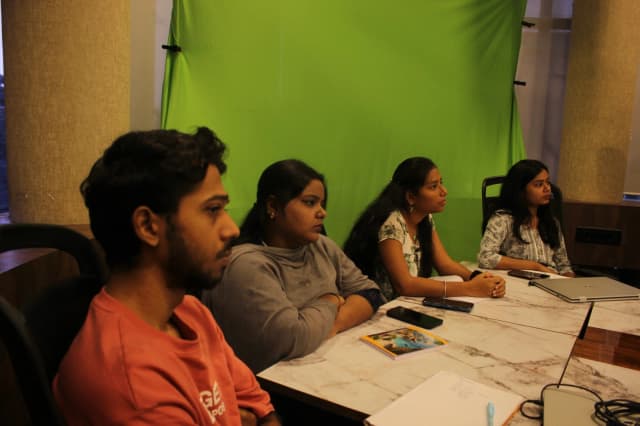 Learnfella digital marketing trainer explaining concepts in Chennai classroom during live practical training session